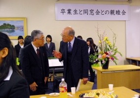 柳井学部長（左）と園田同窓会長