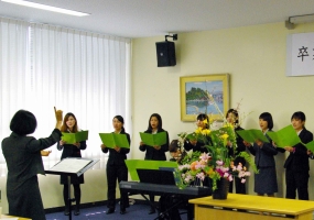 合唱する音楽選修の在学生たち