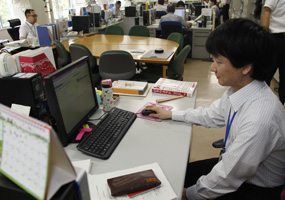 パソコンにむかう学生の内田くん