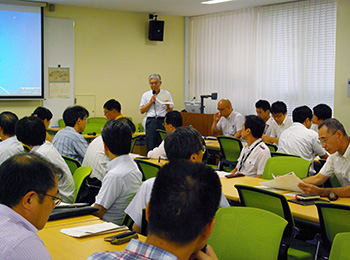 セミナーのねらいを説明する柳井教育福祉科学部長と参加者