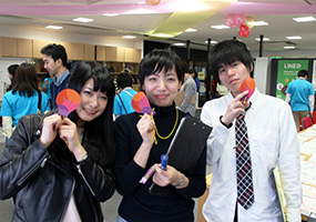 経済学部生3名<br>（左から安部さん，前田さん，齋藤さん）