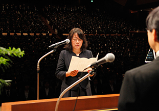 修士課程入学生代表の大道直枝さんによる宣誓