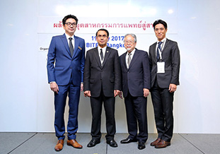 タイBOI Deputy Secretary General Mr.Choledee氏<br/>（左から2人め），前川佳徳前大阪産業大学教授<br/>（左から3人め）たちと