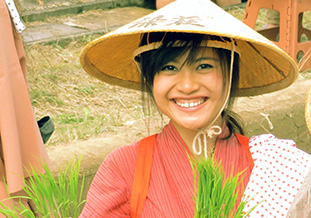 田植えを楽しむベトナムの留学生