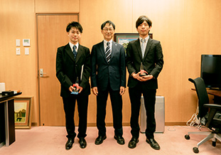 （左から）長嶋さん，北野学長，竹中さん