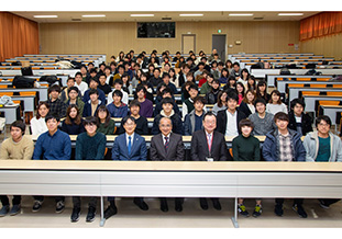 広瀬知事と参加学生の記念写真