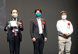 授賞者挨拶(左:大井教授)