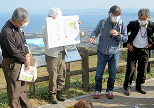 京都大学地熱学研究施設の大沢教授(右から2番目) <br />（十文字原展望台）