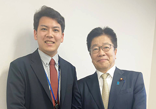 加藤厚生労働大臣(右)と轟木さん
