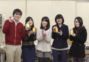 共同研究に参加した学生<br>（左から田邉さん，鈴木さん，財津さん，加島さん，小野さん）
