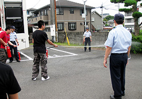 日本の消火器を使う練習