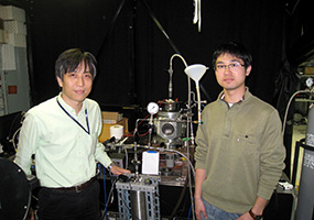 実験装置<br>（左は橋本准教授，右は大学院工学研究科の担当学生）