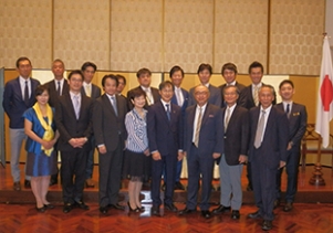 佐渡島大使，北野学長を囲んで<br>日本側関係者の集合写真