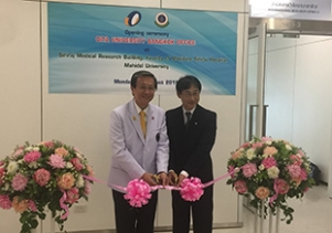 テープカットをする北野学長(右)と<br>Prasit Watanapa 医学部長