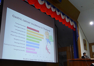 トラン校で「胃がんとピロリ菌の疫学」について<br>講演する内田助教
