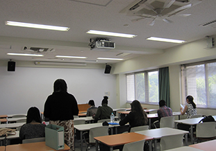 授業の様子<br>Class proceeding as usual