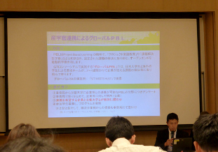 講演をする芝浦工業大学 国際部次長 杉山修 氏