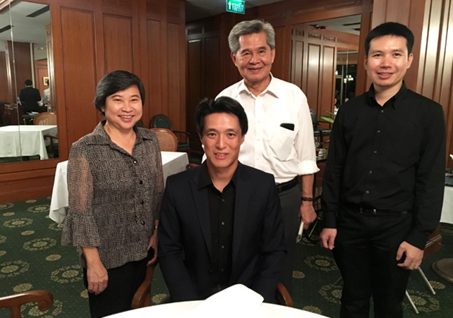 1. Dr. Kosol(右から2人目)とタイ教育省関係者と<br>(右から3人目が内田助教)