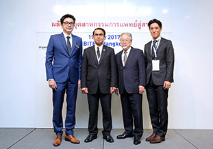 タイBOI Deputy Secretary General Mr.Choledee氏<br/>(左から2人め),前川佳徳前大阪産業大学教授<br/>(左から3人め)たちと