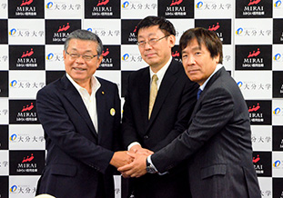 関理事長・大崎学部長・下田座長（左から）<br/>による固い握手