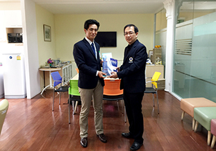 Thawatchai副医学部長(右)と内田助教
