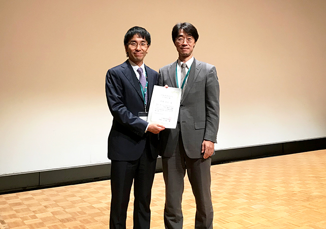 左から前島助教と日本臨床免疫学会理事長の上阪等教授