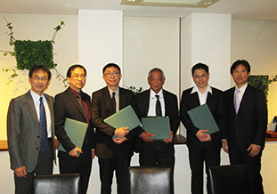 北野学長(左),猪股教授(右)とともに