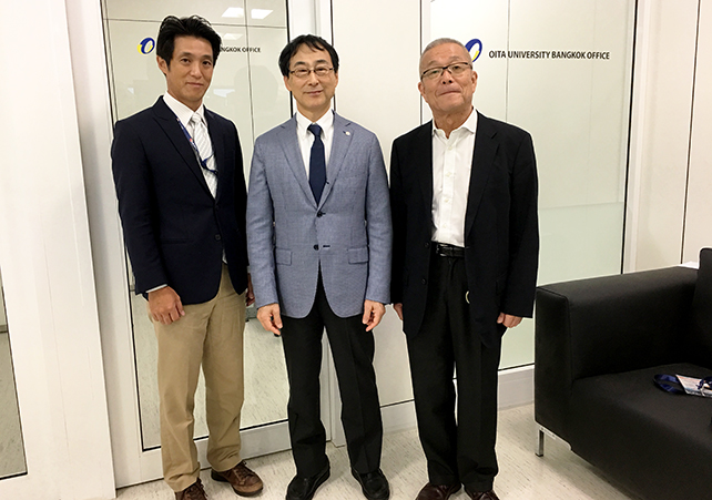 笠井氏(右)と北野学長,内田助教