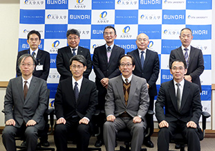採択式出席者<br />（前列右から）東京大学奈良教授，北九州大学泉教授