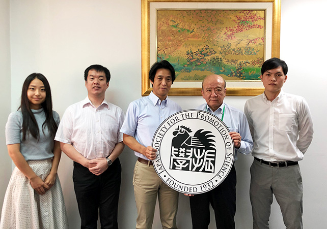 (左から)JSPSバンコク研究連絡センター簑輪氏,冨山副センター長,内田助教,山下所長,新原氏