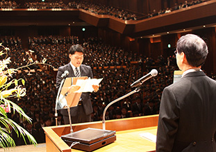 修士課程入学生代表片岡さん宣誓