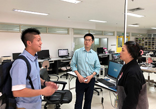 Dr. Naruemon(右)と学生(左)