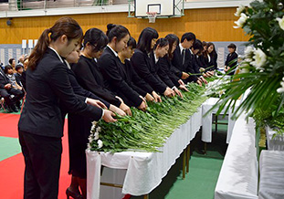 献花を捧げる学生