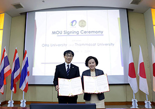 北野学長とタマサート大学ケシニー総長（右）