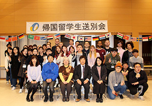 帰国留学生と国際教育推進センター教員との集合写真