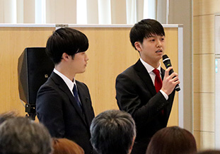 「地域協働教育」の取組を発表する日本文理大学生