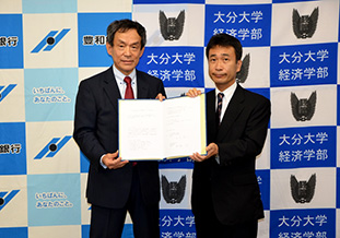 権藤頭取(左)と高見学部長