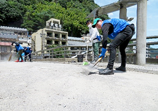 天ヶ瀬橋周辺の堆積物の除去や運搬（8月1日）