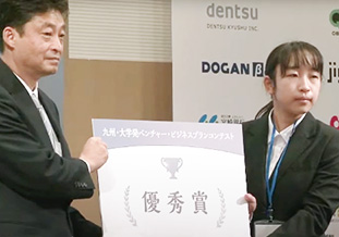 優秀賞を受賞した池田さん(右)