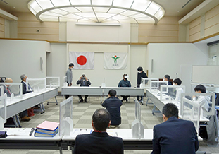 由布市長，道の駅ゆふいん駅長らへの報告会