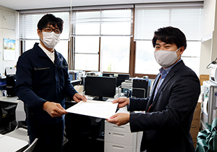 感謝状を授与される鶴成次長(左)