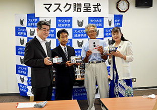 (右から)信原玲子理事長, 信原眞治事務局長,<br />高見経済学部長, 古賀教育学部長