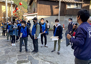 湯平の地形の特性を学ぶ学生たち