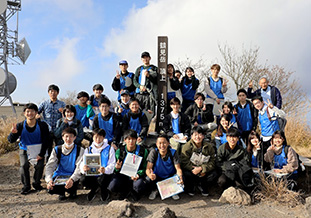 鶴見岳山頂でパチリ!