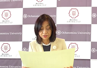 佐々木泰子学長から賞状授与