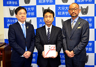 (右から)佐藤代表取締役，高見経済学部長，<br />後藤支店長
