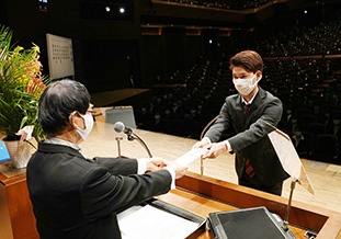 入学生代表宣誓(教育学部神崎さん)