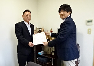 大分郡市医師会へ感謝状贈呈<br />(左から木本事務局長,石崎副拠点長)