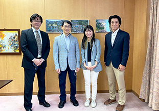 北野学長と面会<br />(左から小林教授、北野学長、Darinornさん<br />内田助教)