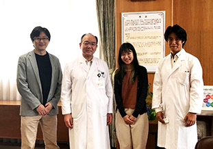 杉尾医学部長と面会<br />(左から小林教授、杉尾医学部長、Darinornさん<br />内田助教)